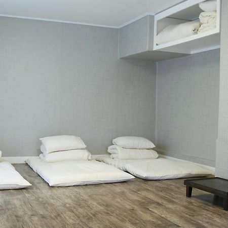 Crib 49 Guesthouse - Foreigner Only Сеул Екстер'єр фото